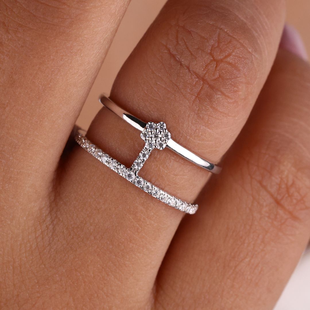 This round cut moissanite band shines with bright sparkle.
