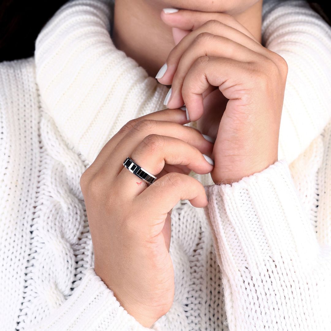 Sleek baguette band with diamonds set in a timeless design.
