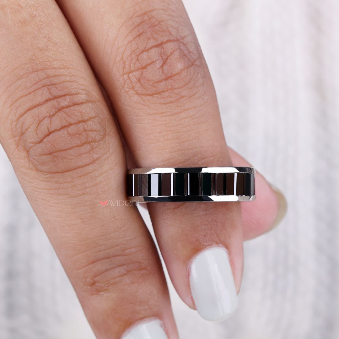 Stunning baguette wedding band featuring a row of brilliant diamonds.
