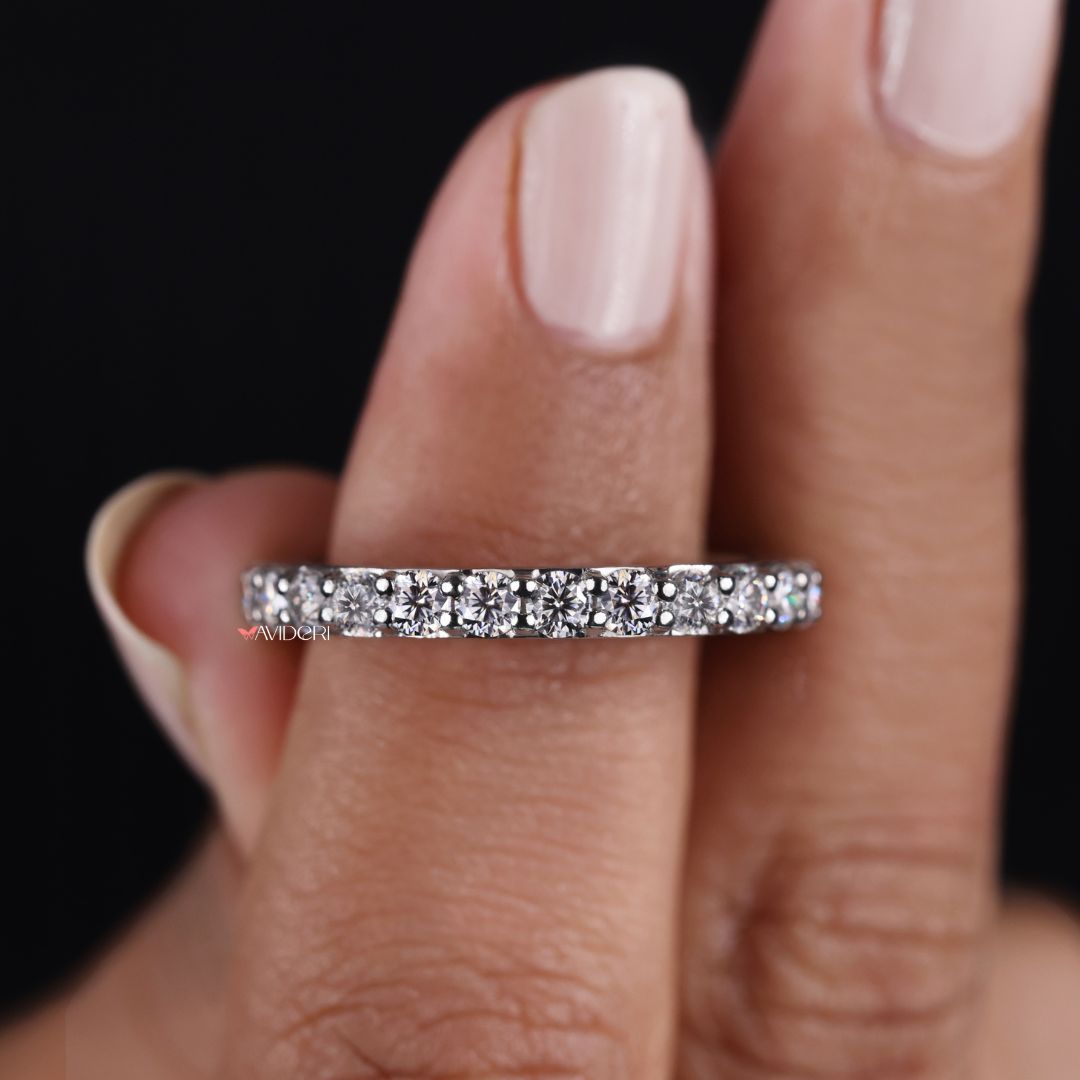 Handmade band ensures artisanal quality and comfort in every detail.
