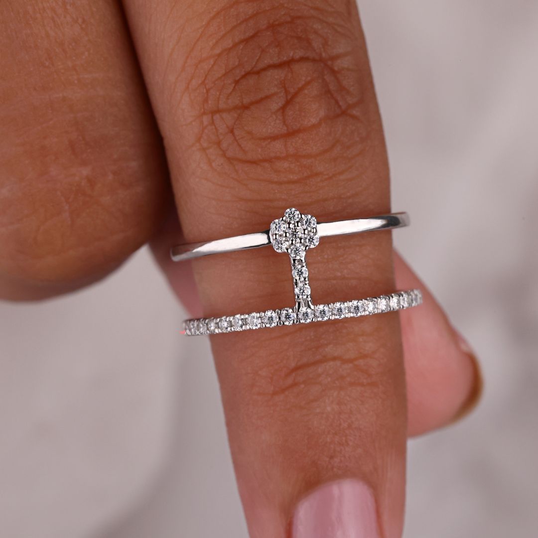 This white gold band provides a polished, timeless look.
