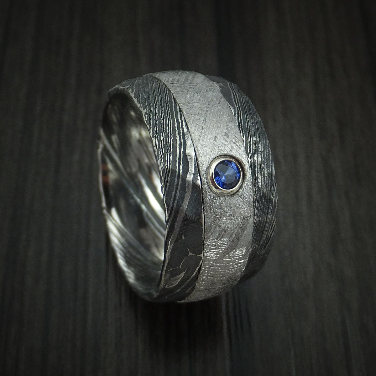Stonehaven XI - Woodgrain Kuro Damascus Steel and Gibeon Meteorite Hammered Men's Wedding Ring with Sapphire set in Gold Band - Nura Lab
