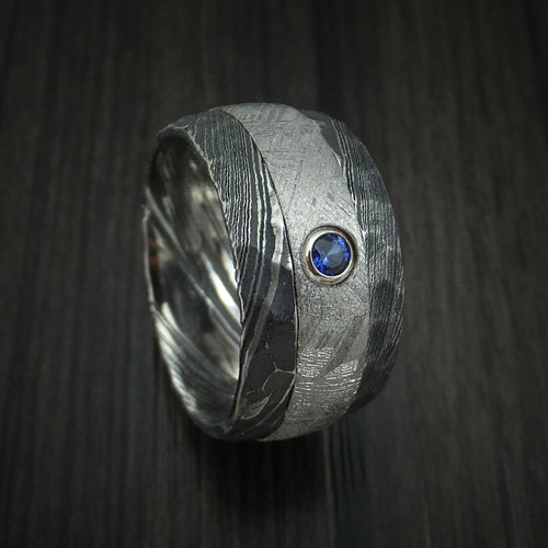 Stonehaven XI - Woodgrain Kuro Damascus Steel and Gibeon Meteorite Hammered Men's Wedding Ring with Sapphire set in Gold Band - Nura Lab