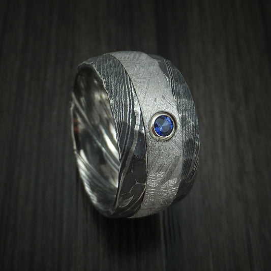 Stonehaven XI - Woodgrain Kuro Damascus Steel and Gibeon Meteorite Hammered Men's Wedding Ring with Sapphire set in Gold Band - Nura Lab