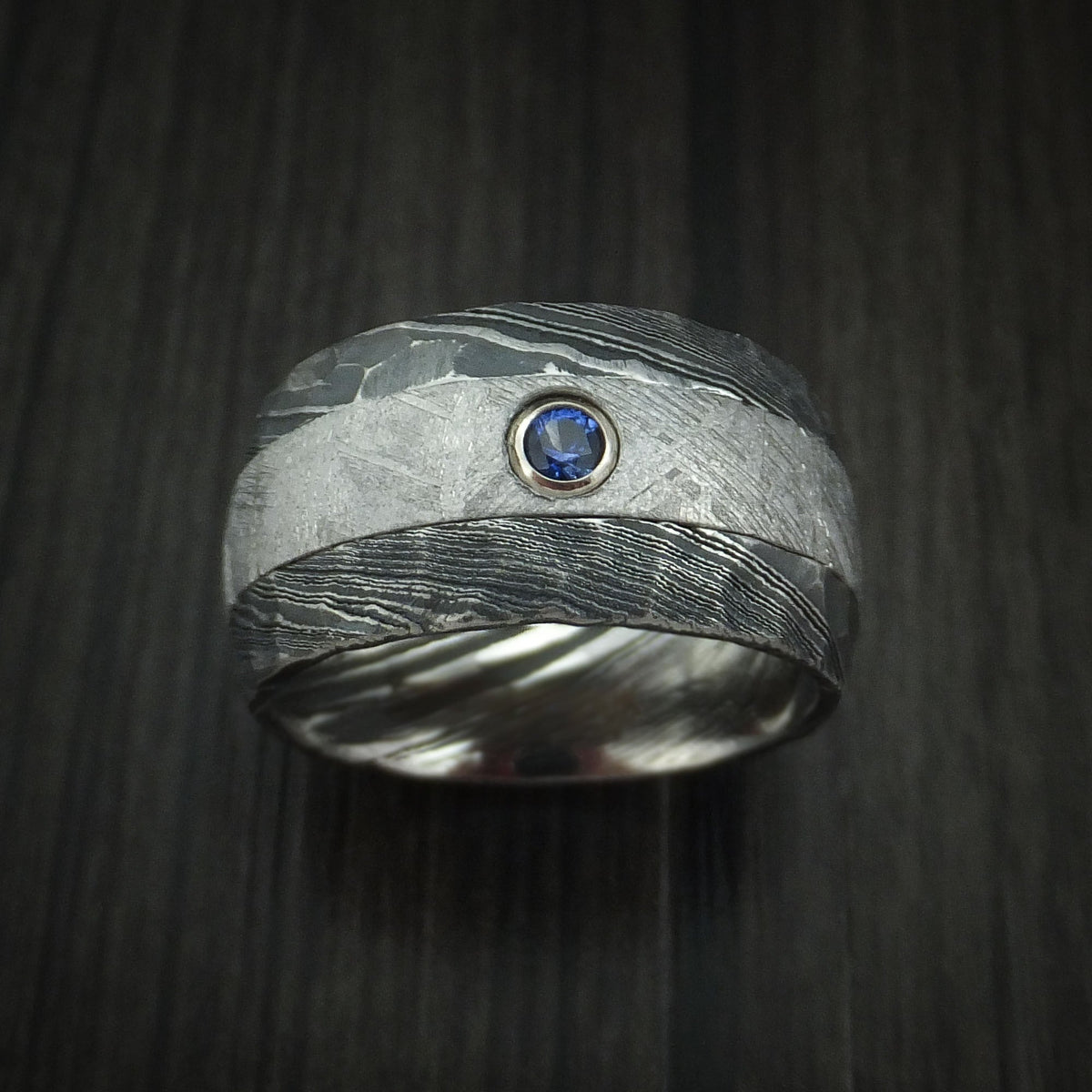 Stonehaven XI - Woodgrain Kuro Damascus Steel and Gibeon Meteorite Hammered Men's Wedding Ring with Sapphire set in Gold Band - view 2 - Nura Lab