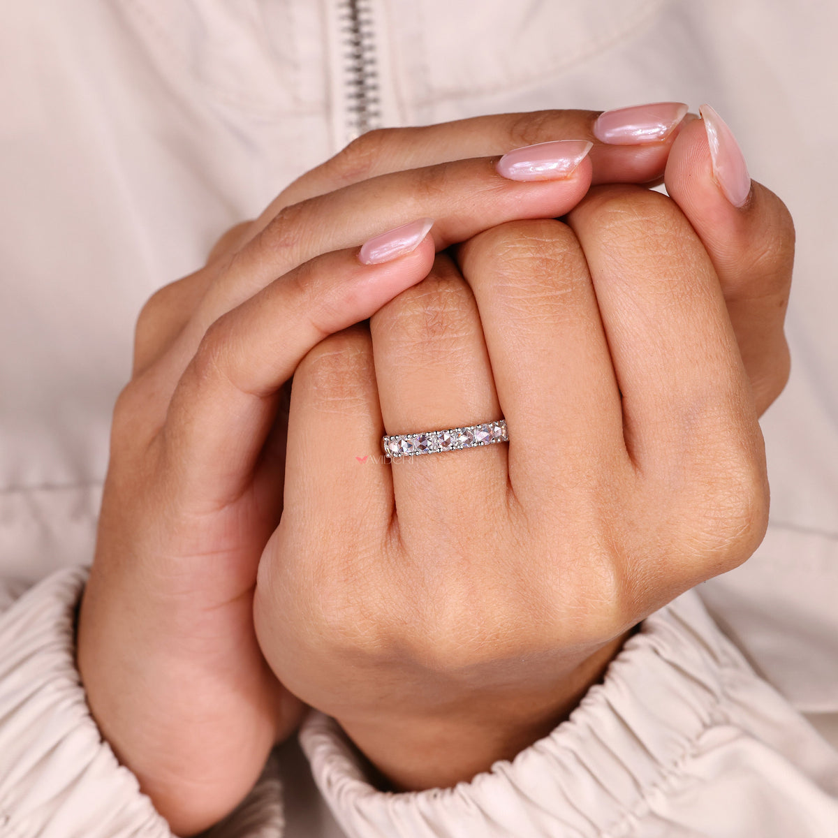 Avideri band brings signature elegance with clean lines and structure.
