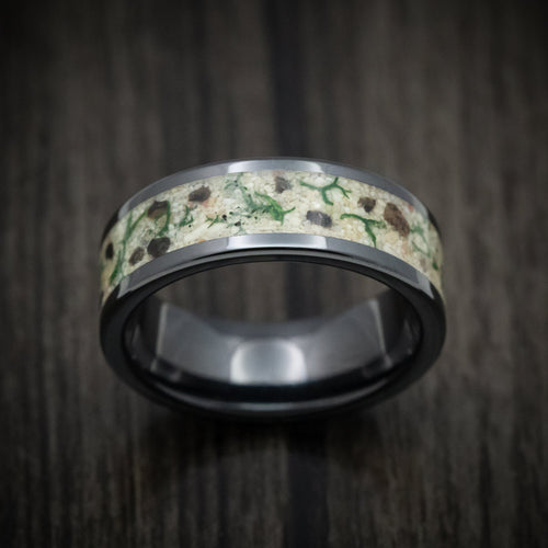 Empire XVI - Black Ceramic Men's Wedding Ring Tan Sand with Moss and Dinosaur Bone Inlay - view 2 - Nura Lab