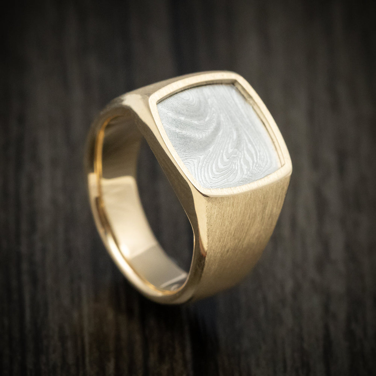 Hunter XI - 14K Gold and Tightweave Kuro Damascus Steel Signet Men's Wedding Ring Band - Nura Lab