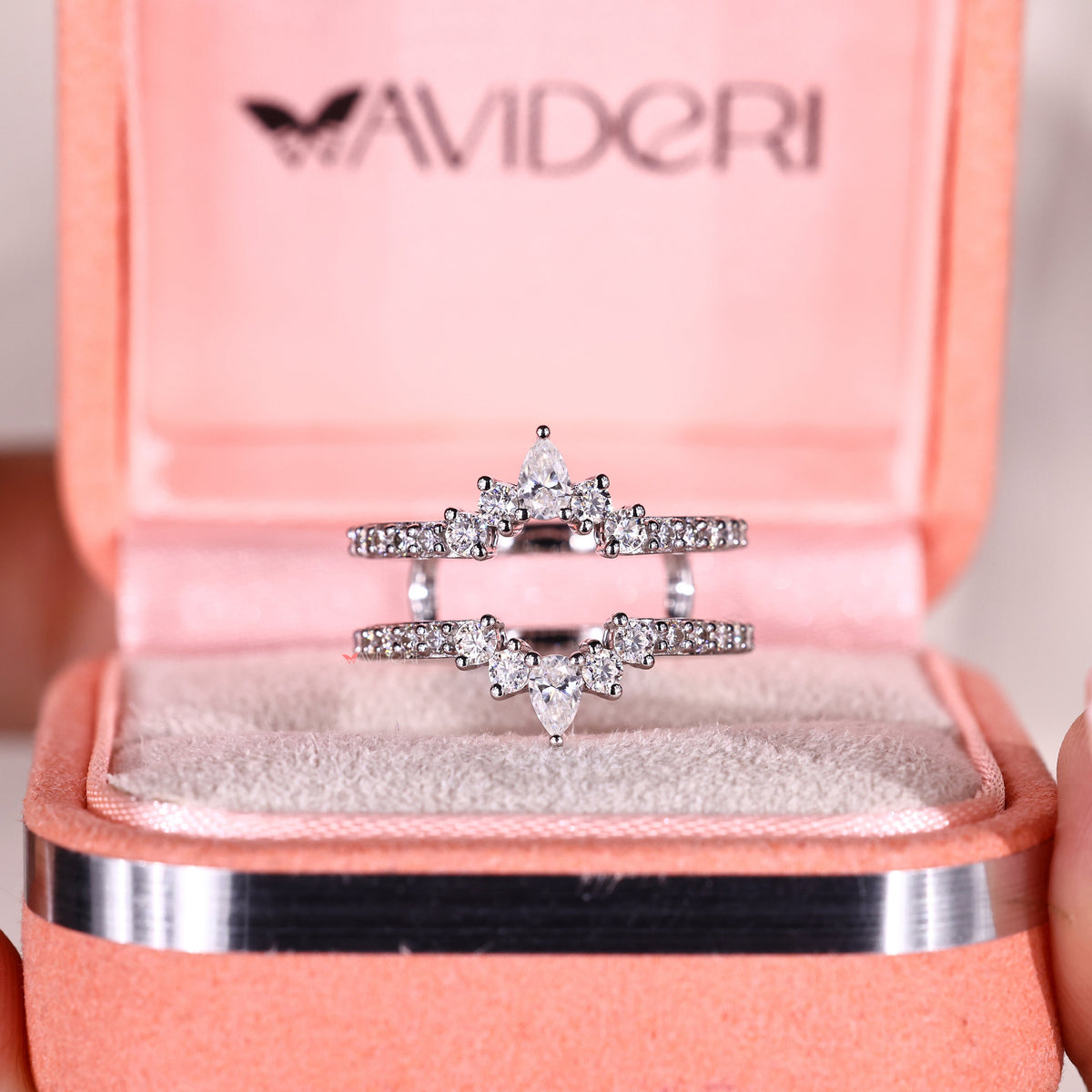 The enhancer band complements your ring with extra shine.
