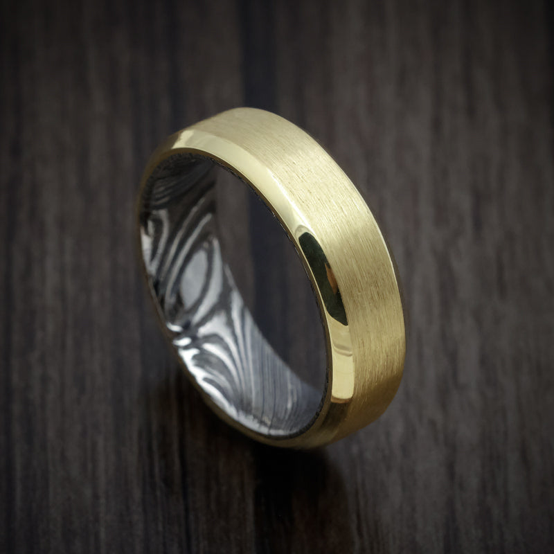 Captain XI - Yellow Gold Men's Wedding Ring with Woodgrain Kuro Damascus Steel Sleeve - Nura Lab