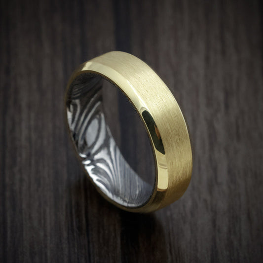 Captain XI - Yellow Gold Men's Wedding Ring with Woodgrain Kuro Damascus Steel Sleeve - Nura Lab