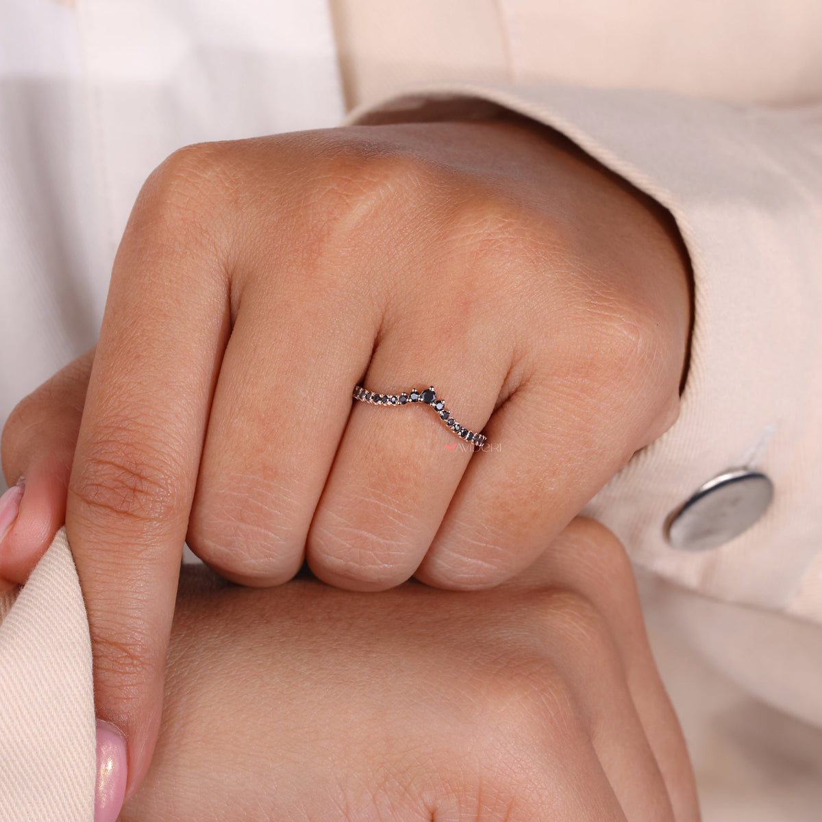 Bella - Curved Wedding Band Gold - Black Round Moissanite.