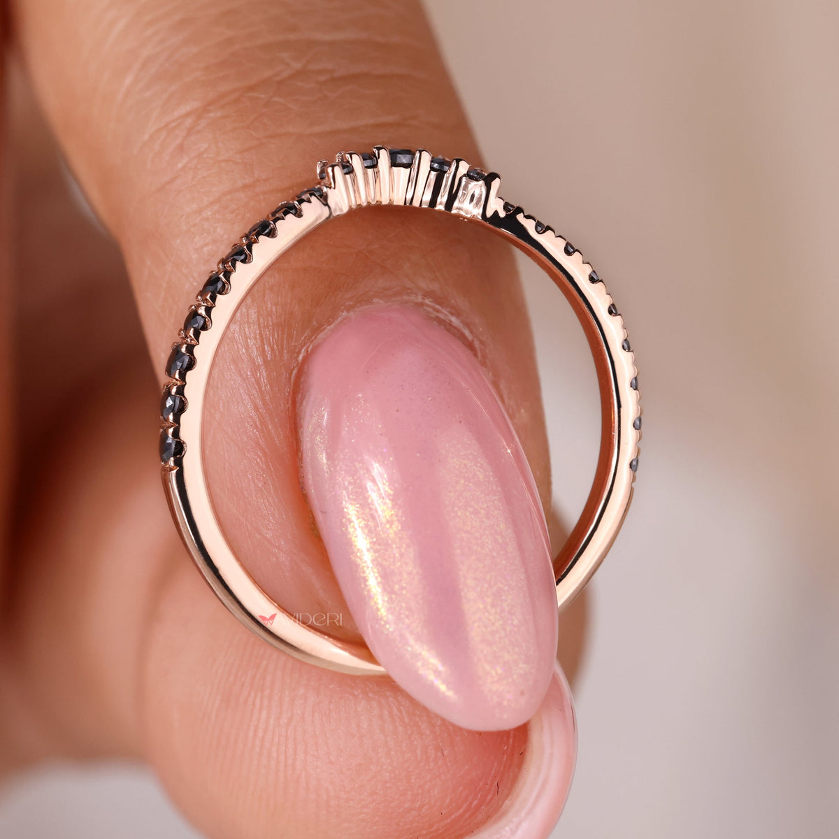 Bella - Curved Wedding Band Gold - Black Round Moissanite.