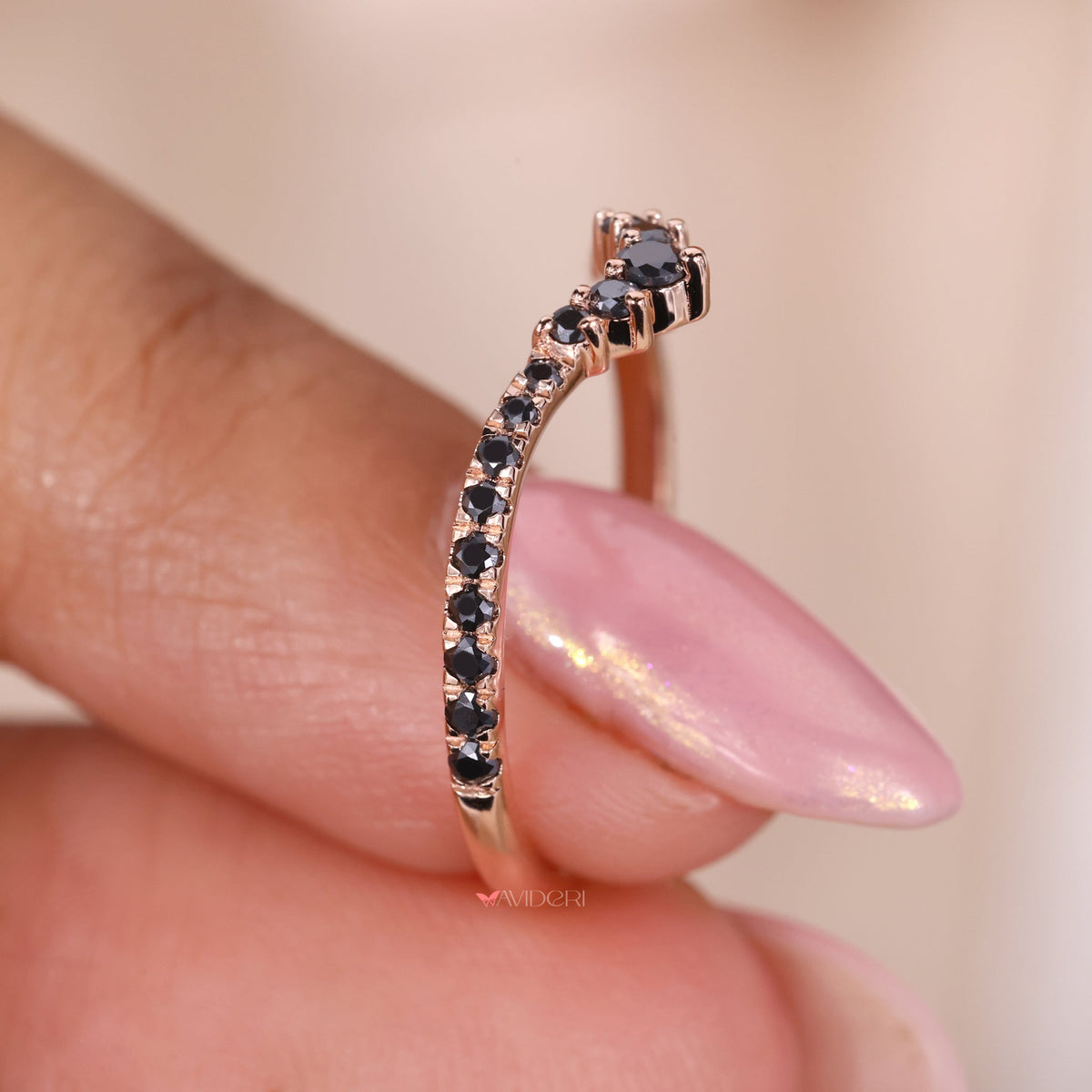 Bella - Curved Wedding Band Gold - Black Round Moissanite.