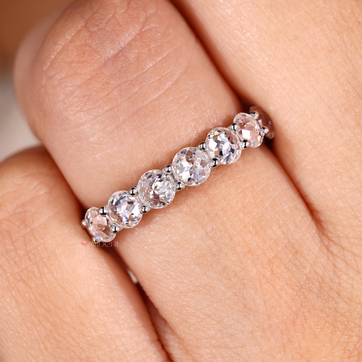Avideri wedding band features a signature design with refined details and sparkle.
