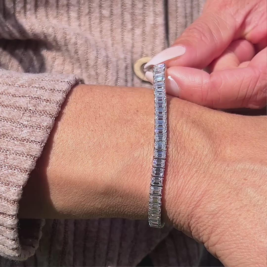 Side profile showing low-snag tennis setting – Emerald bracelet 14K White Gold