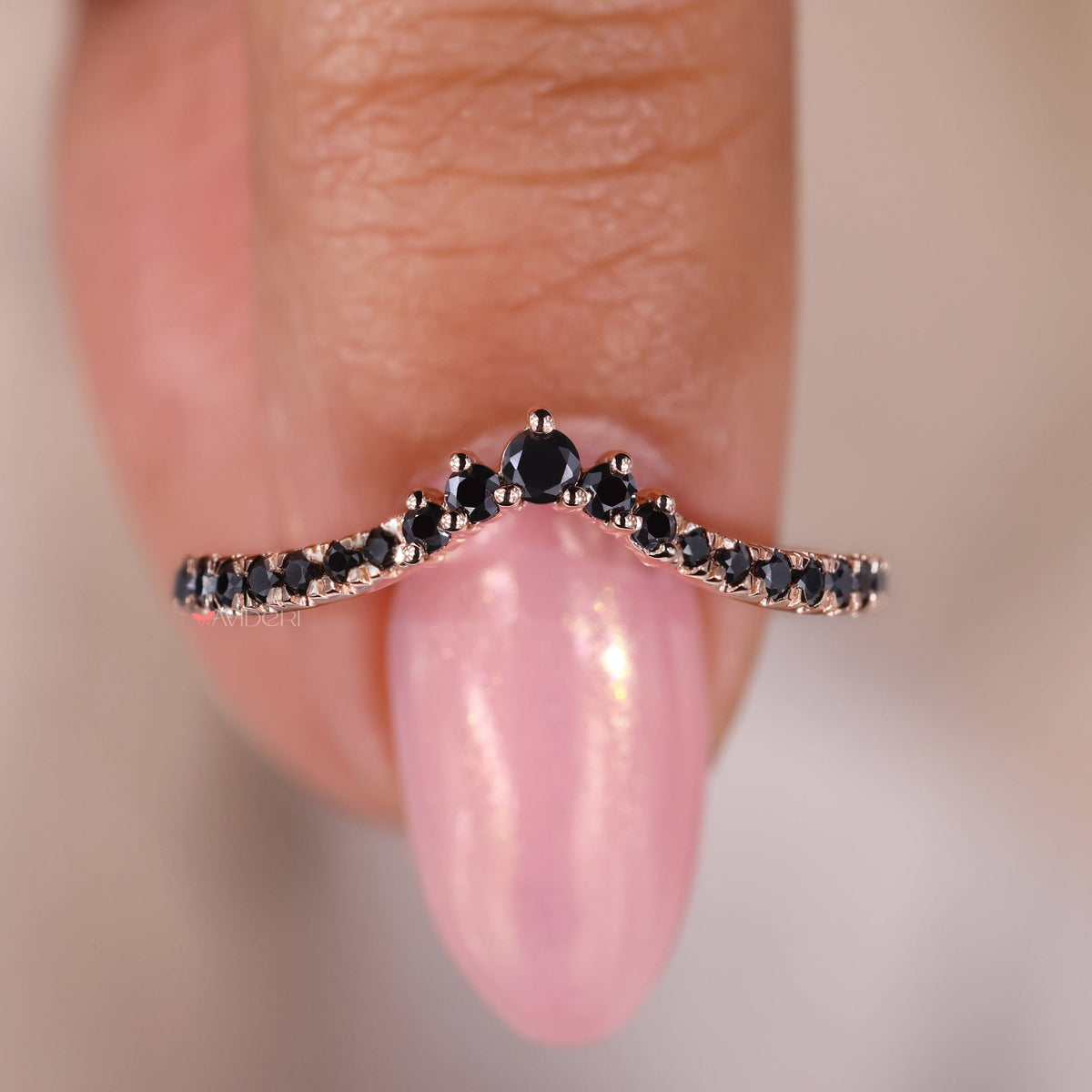 Bella - Curved Wedding Band Gold - Black Round Moissanite.